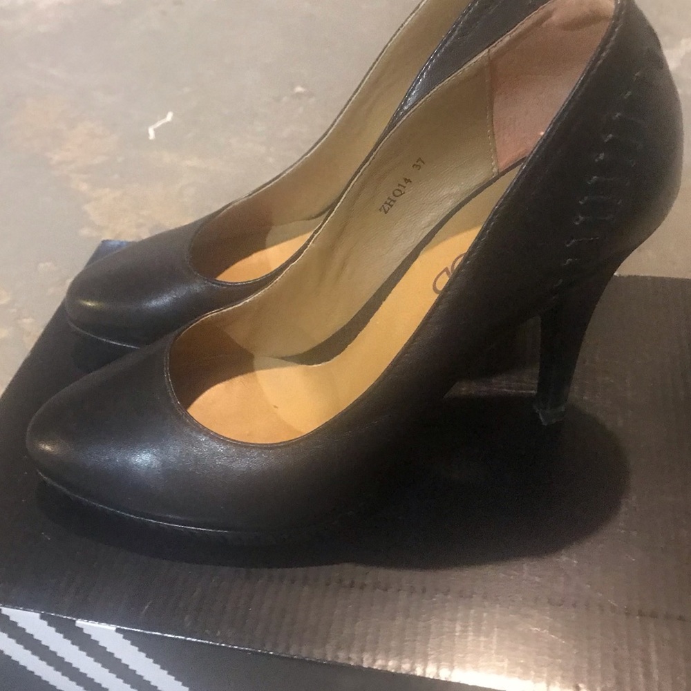 Real leather fancy heel shoes black made in Europe